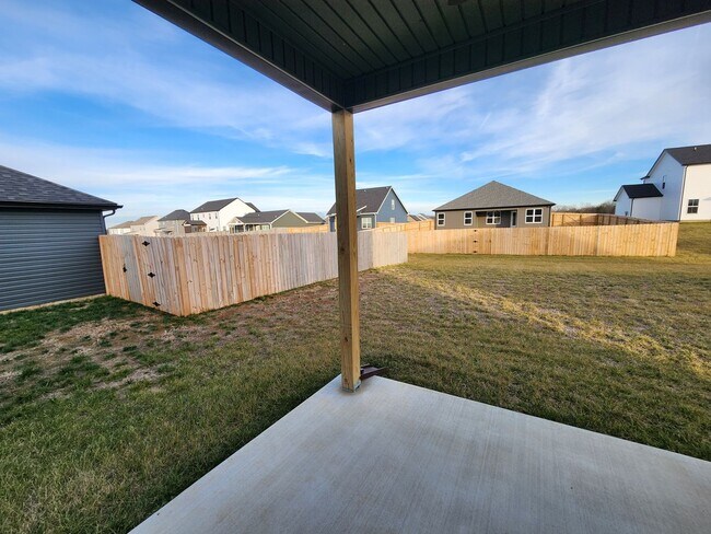 Building Photo - Welcome to Clarksville!