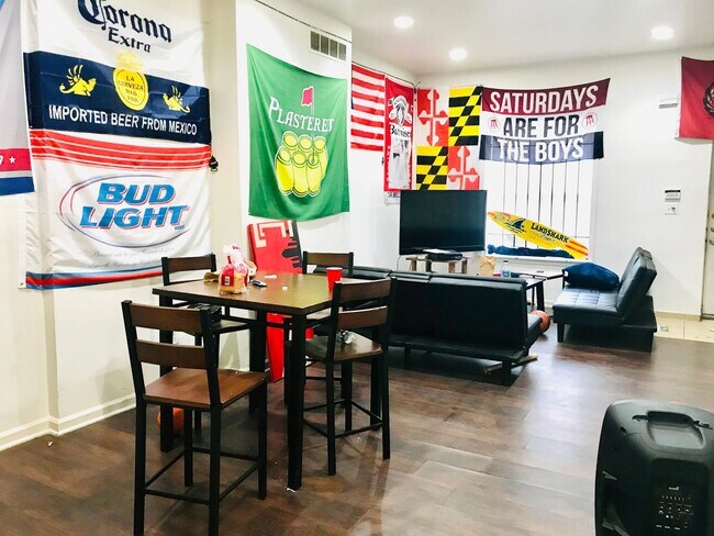 Building Photo - Gorgeous 6-Bedroom Townhouse One Block fro...