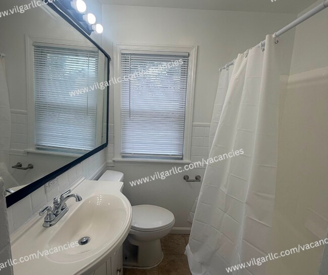 Building Photo - For Rent - 3 Bedroom, 1 Bathroom Home