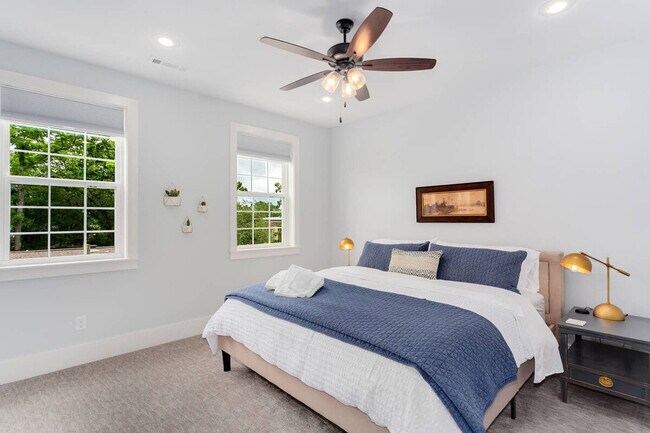 Building Photo - 319 NW A St