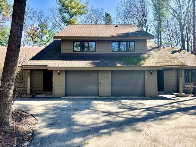 Building Photo - Sophisticated Condo Retreat on Old Mission Peninsula