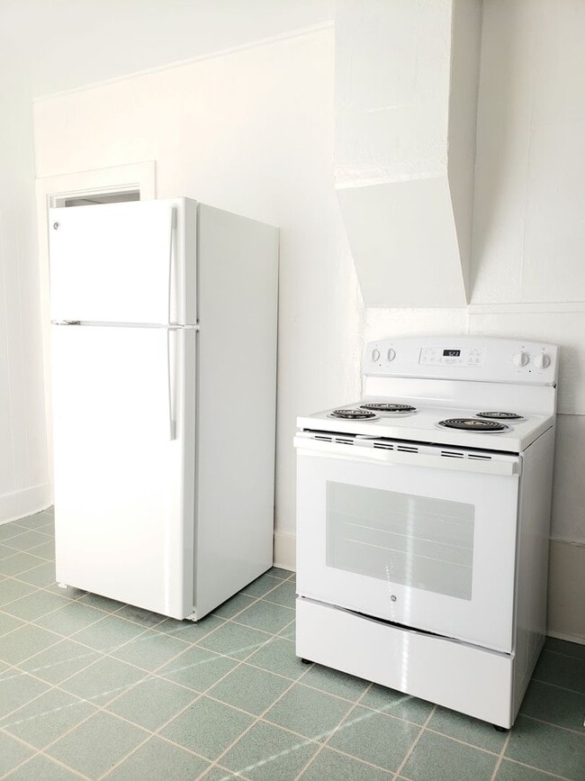 Building Photo - Cozy 1 bed, 1 bath house! Centrally located with washer & dryer!