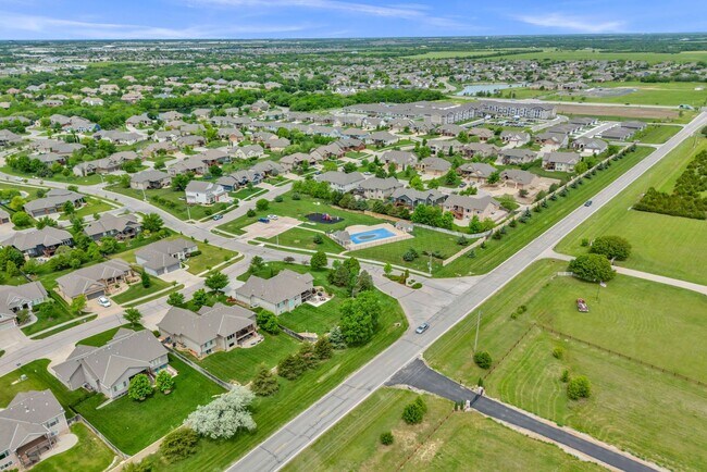 Building Photo - Luxury Home - Month-to-Month or 6-month Le...