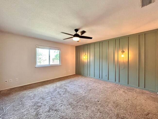 Building Photo - Cozy 3-Bedroom, 2-Bath Home with Covered D...