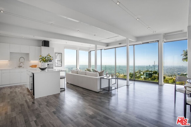 Building Photo - 8506 Magnolia Dr