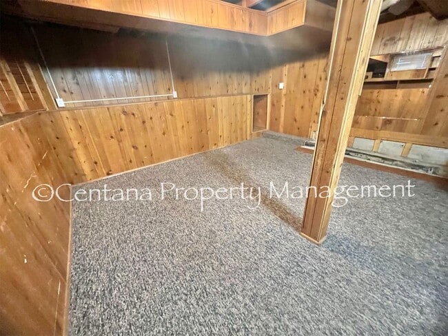 Building Photo - Large 2 bedroom house with an oversized ga...