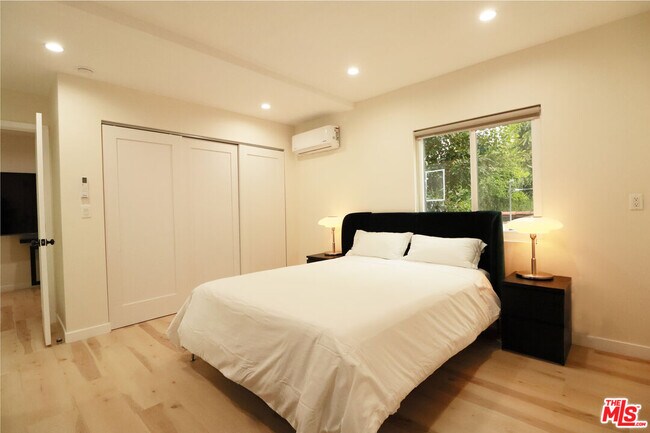 Building Photo - 9042 Phyllis Ave