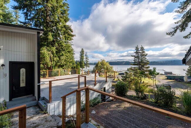 Building Photo - BEAUTIFUL CABIN STYLE HOME ACROSS FROM SILVER LAKE