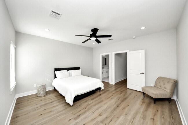 Building Photo - 410 E 41st St