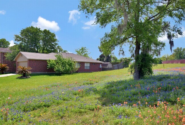 Building Photo - 855 Lake View Dr