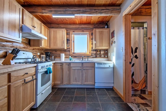 Building Photo - 5077 Pine Dr