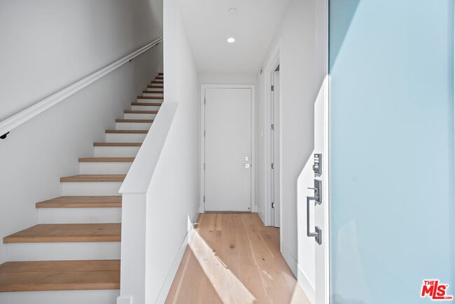 Building Photo - 3232 S Barrington Ave