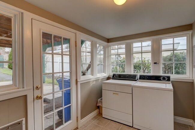 Building Photo - Pet Friendly 2 Bed, 1 Bath Home