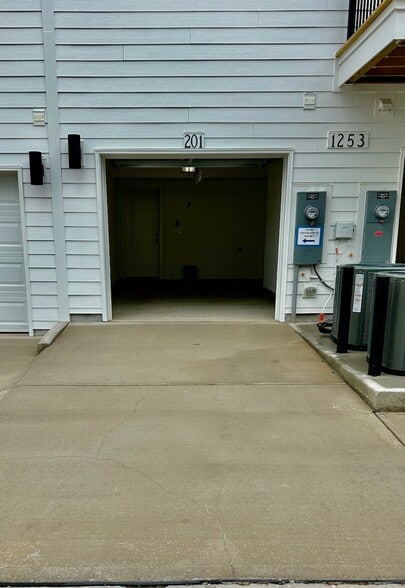 Private Driveway 1 Car Parking - 1253 S Blount St