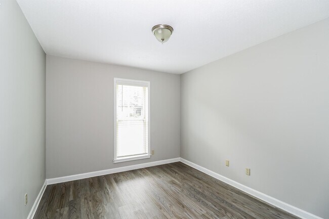 Building Photo - 5352 Patrick Henry Dr