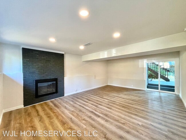 Building Photo - 4 br, 3 bath House - 12903 NE 76th St