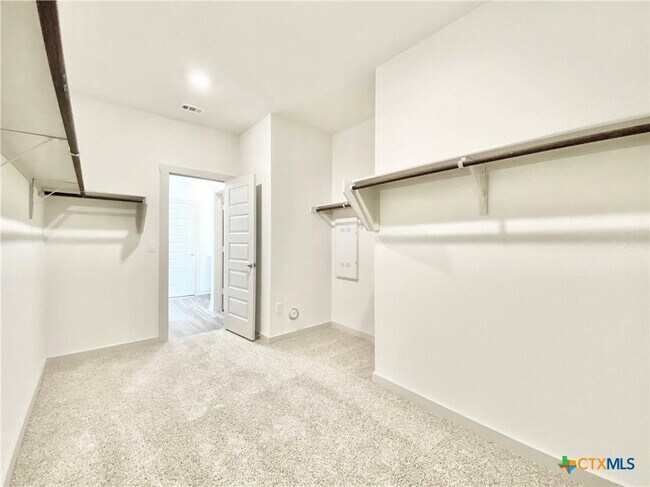 Building Photo - 100 Geminiflora Bend