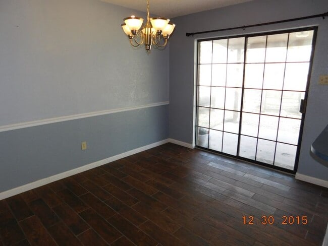 Building Photo - 2215 Phyllis Dr