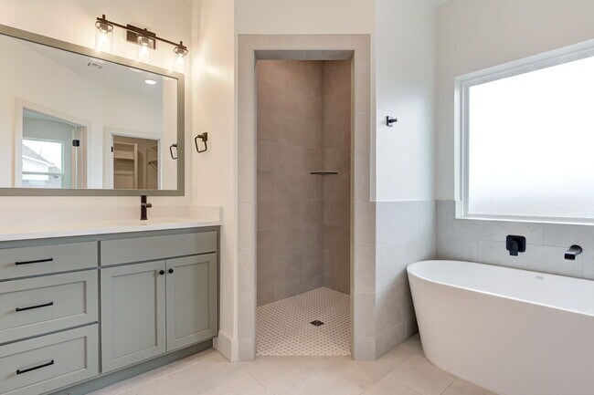 Building Photo - 6024 Kinnick Dr