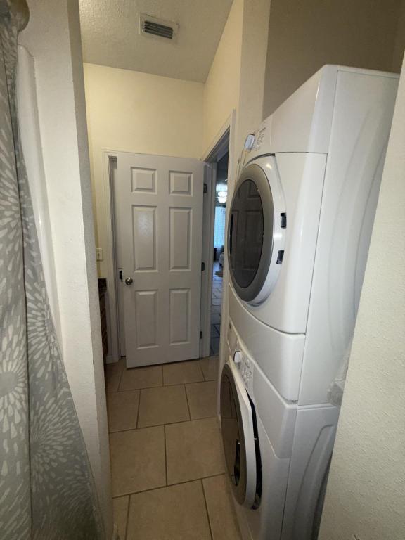 Building Photo - 1131 Century Oaks Dr