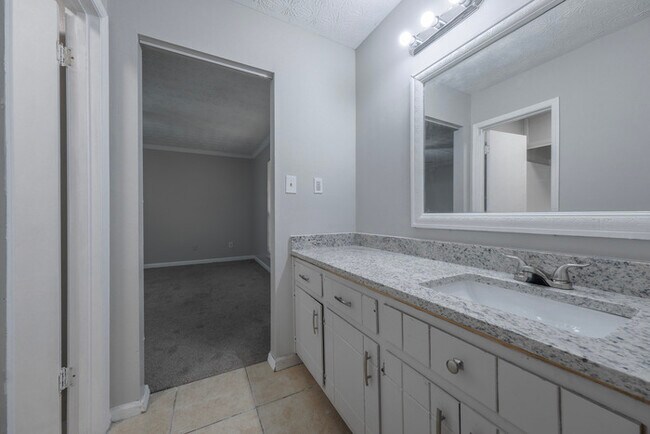 Building Photo - Cozy 3-Bedroom Rental with Fireplace & Mod...