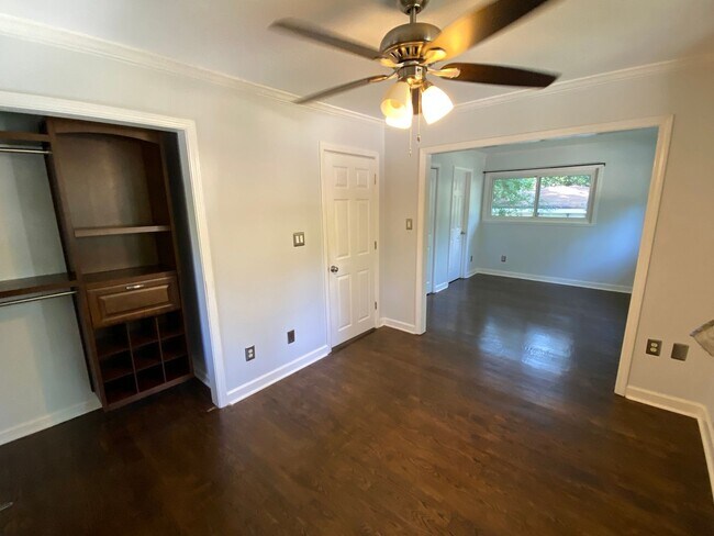 Building Photo - Amazing in town ranch awaits you!
