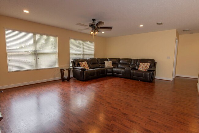 Building Photo - BEAUTIFUL 5 Bedroom/4 Bath Home Located in...