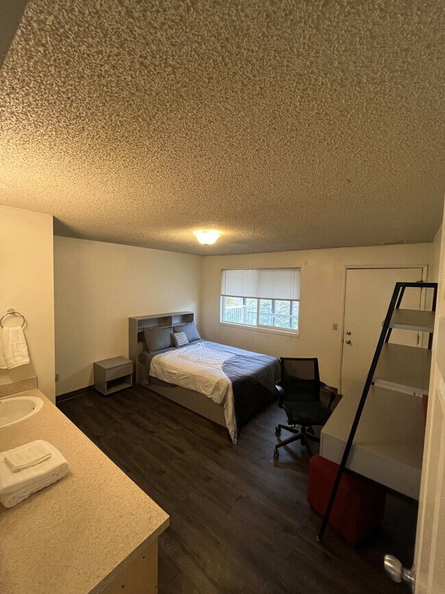 Building Photo - 1555 NE Merman Dr