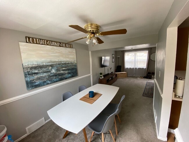 Building Photo - Two Bedroom in Castle Shannon! Central air - Garage - Laundry!