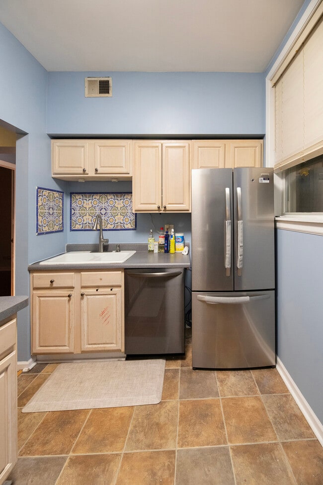 Building Photo - 6042 N Kenmore Ave