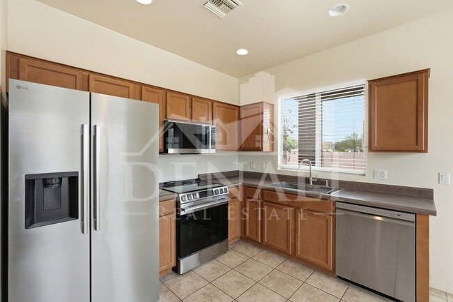 Building Photo - 584 N Highlands Grove Ln