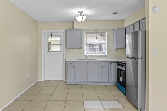 Building Photo - Newly remodeled 2 bedroom, 1 bath in Kissi...