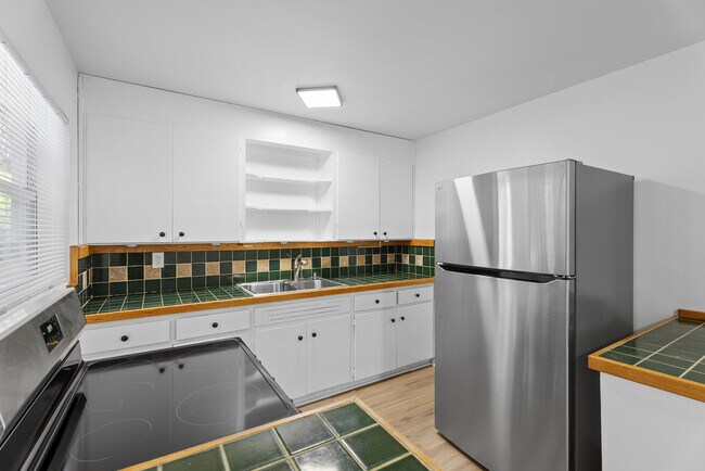 Building Photo - 401 42nd St