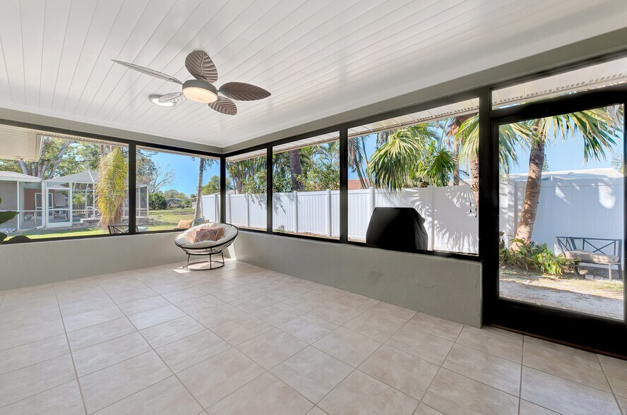 Building Photo - 2221 Pine View Cir