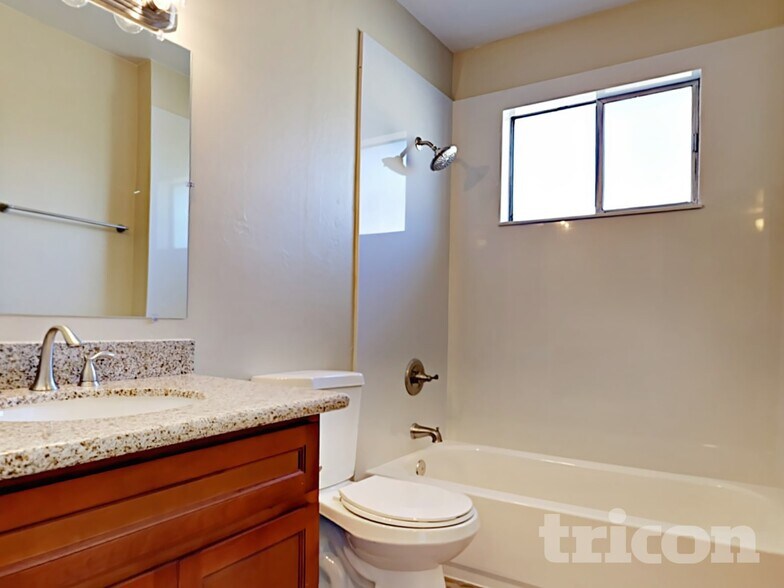 Building Photo - 10061 Lincoln Village Dr