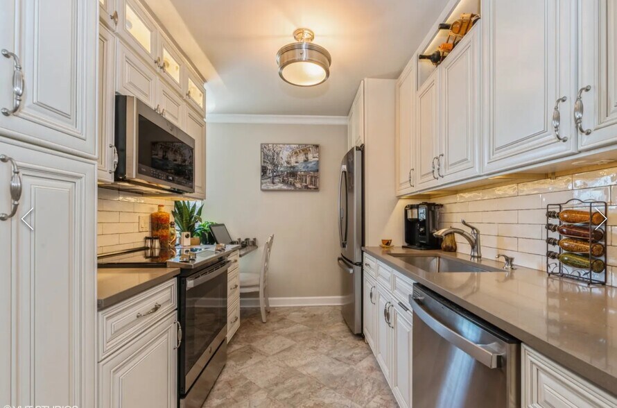 Tuscan-style kitchen - 200 N Dearborn St
