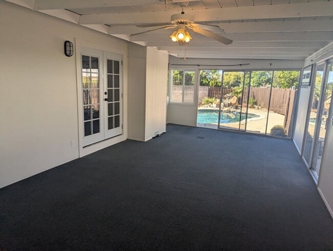 Building Photo - Single Story Home 4 bedroom + Enclosed pat...