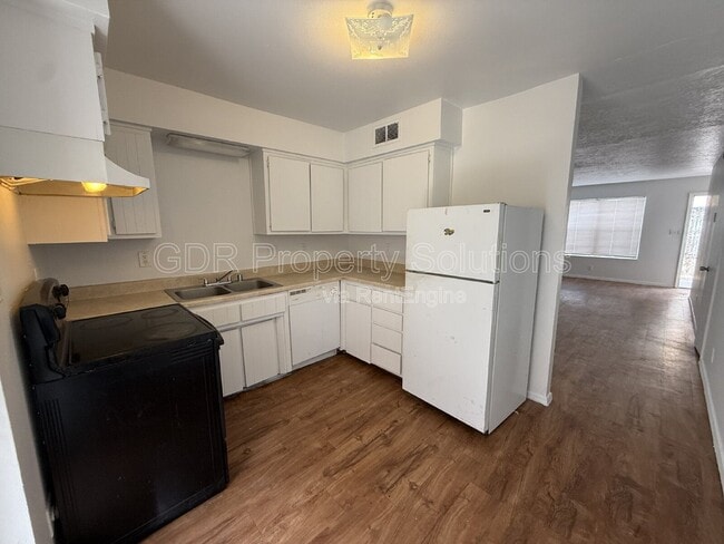 Building Photo - 1928 Buena Vista Dr SE