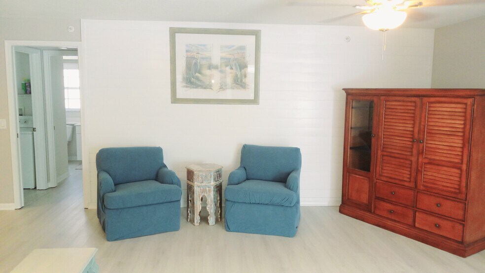 Living Room - 821 Montrose Dr