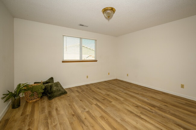 Master Bedroom - 418 S Quillan Plz