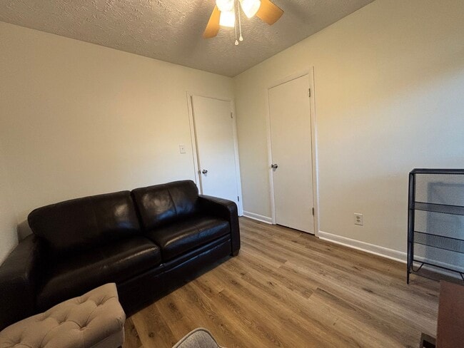Building Photo - 2012 Lakemeadow Dr