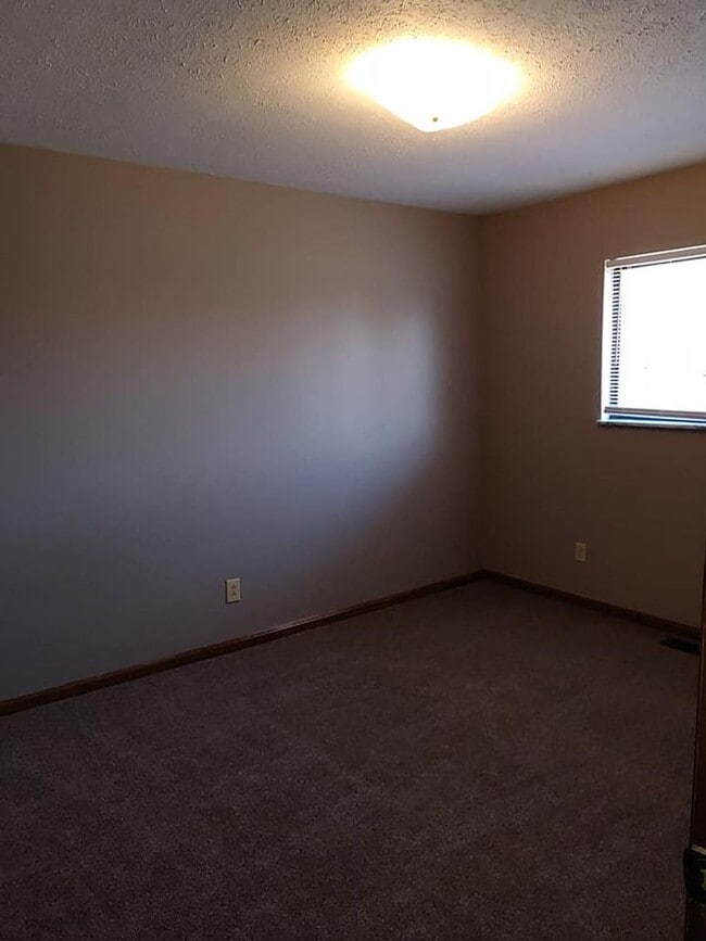 Building Photo - Cute 2 bedroom 1 bath ranch with garage.