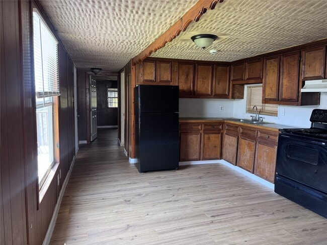 Building Photo - 16917 W Lynbrook