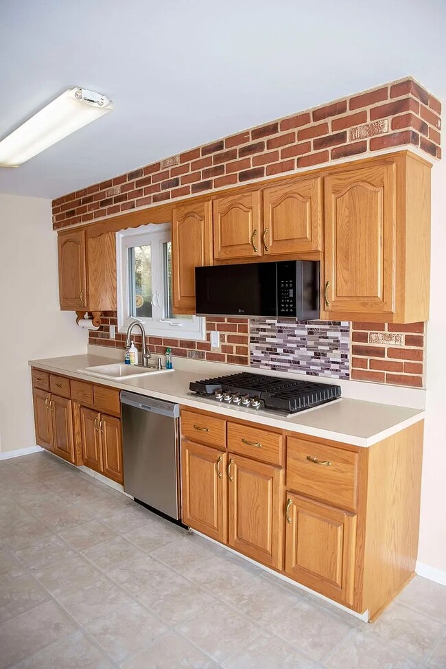 Building Photo - 15 Van Wyck Dr