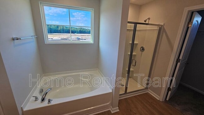 Building Photo - 16 Roxbury Dr