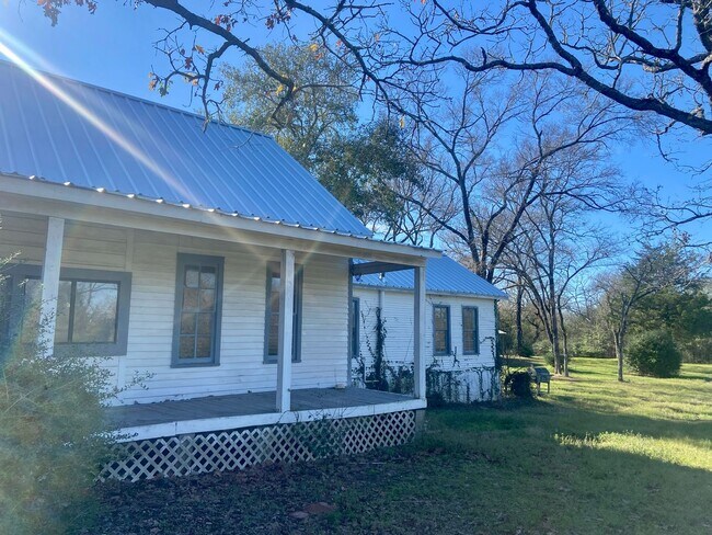 Building Photo - Beautiful 3/2 Farmhouse on Acreage