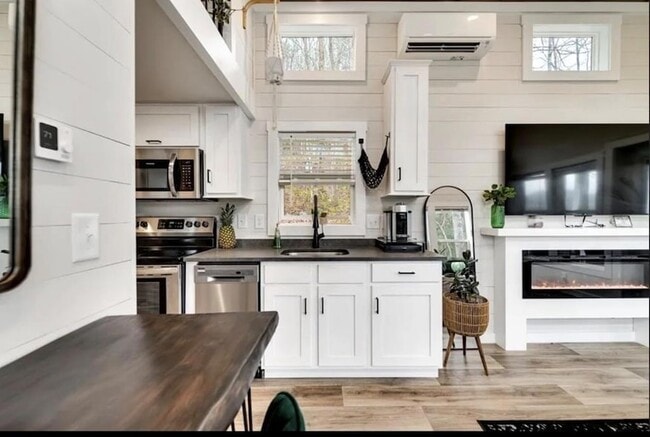Building Photo - 30 Little Vlg Wy