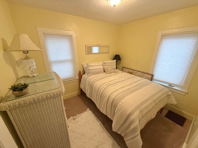 Building Photo - 511 10th Ave SE