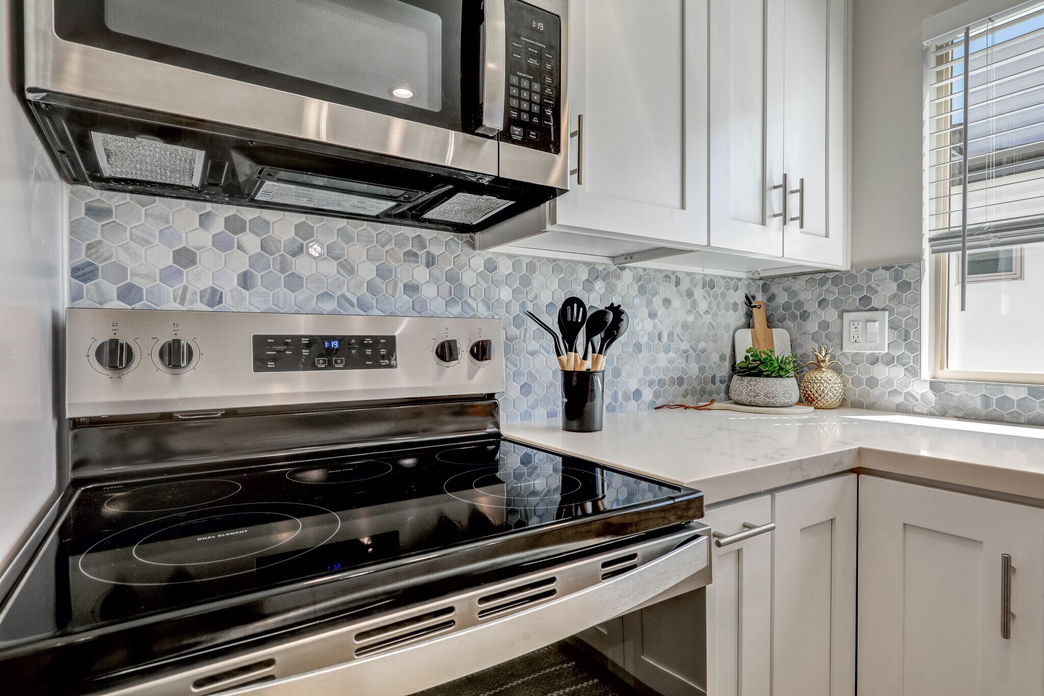 Building Photo - 940 Law St