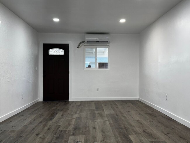 Primary Photo - 4563 Bridgeview Ave